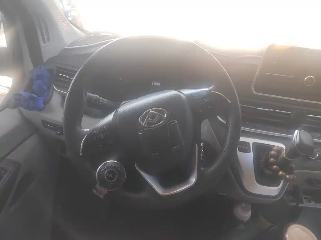 SAIC Maxus Xintu V90 2021 2020 2.0T AMT YunJie Edition FWD Single Rear Tire Short Wheelbase Medium Roof 6-seater