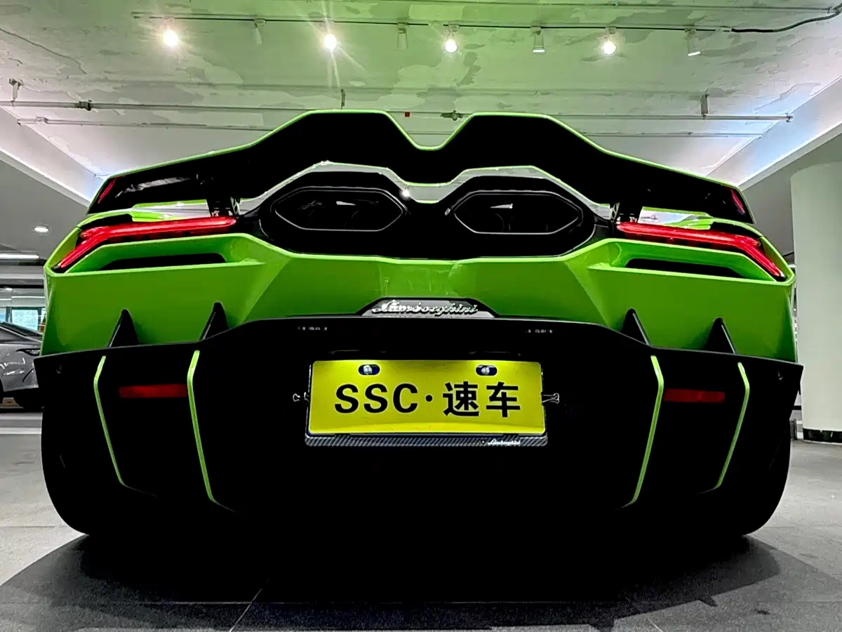 LAMBORGHINI REVUELTO