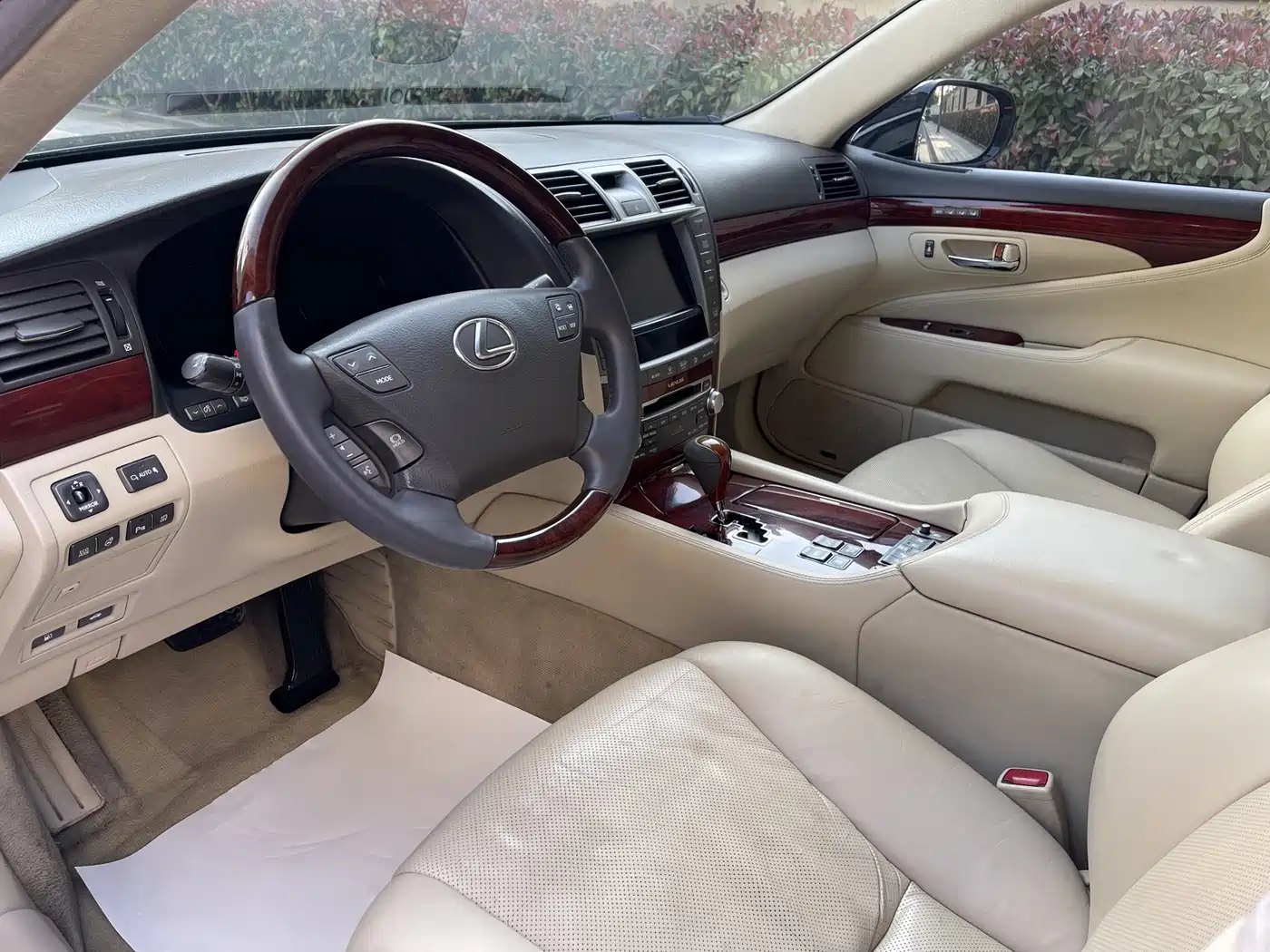 Фото 8 - Lexus LS