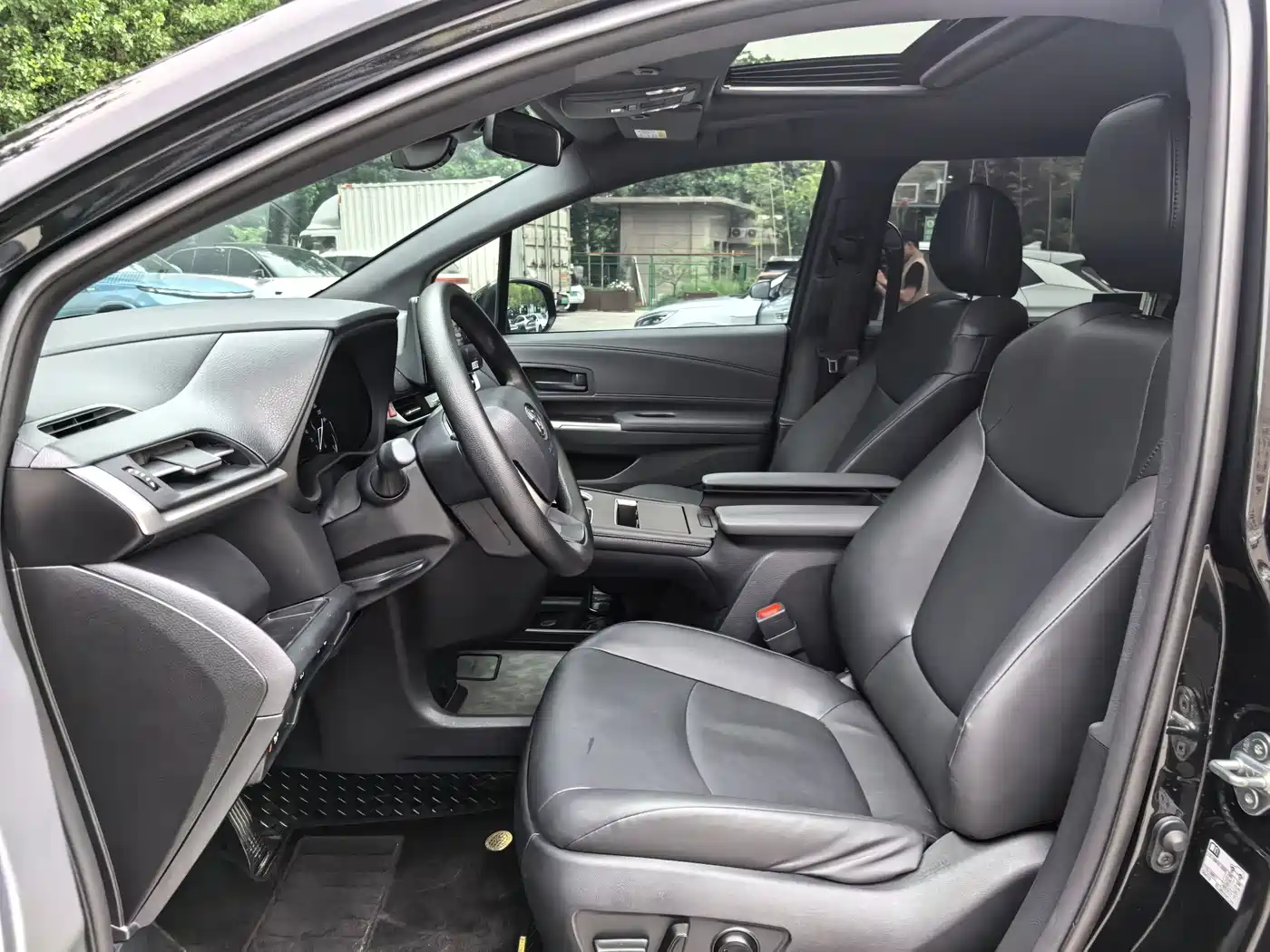 Toyota Granvia 2024 2.5L Hybrid Luxury фото 12