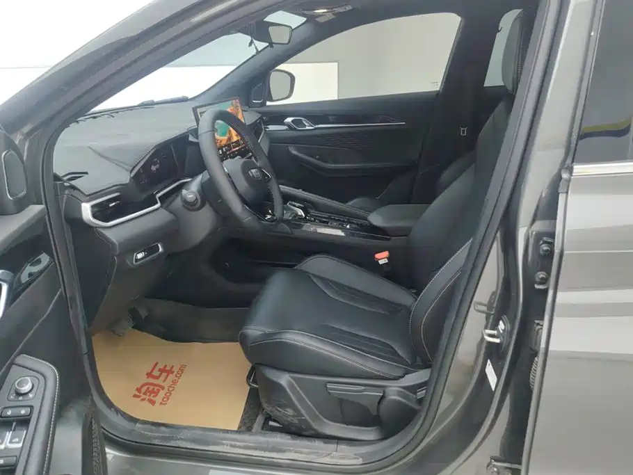 Фото 9 - Geely Binyue