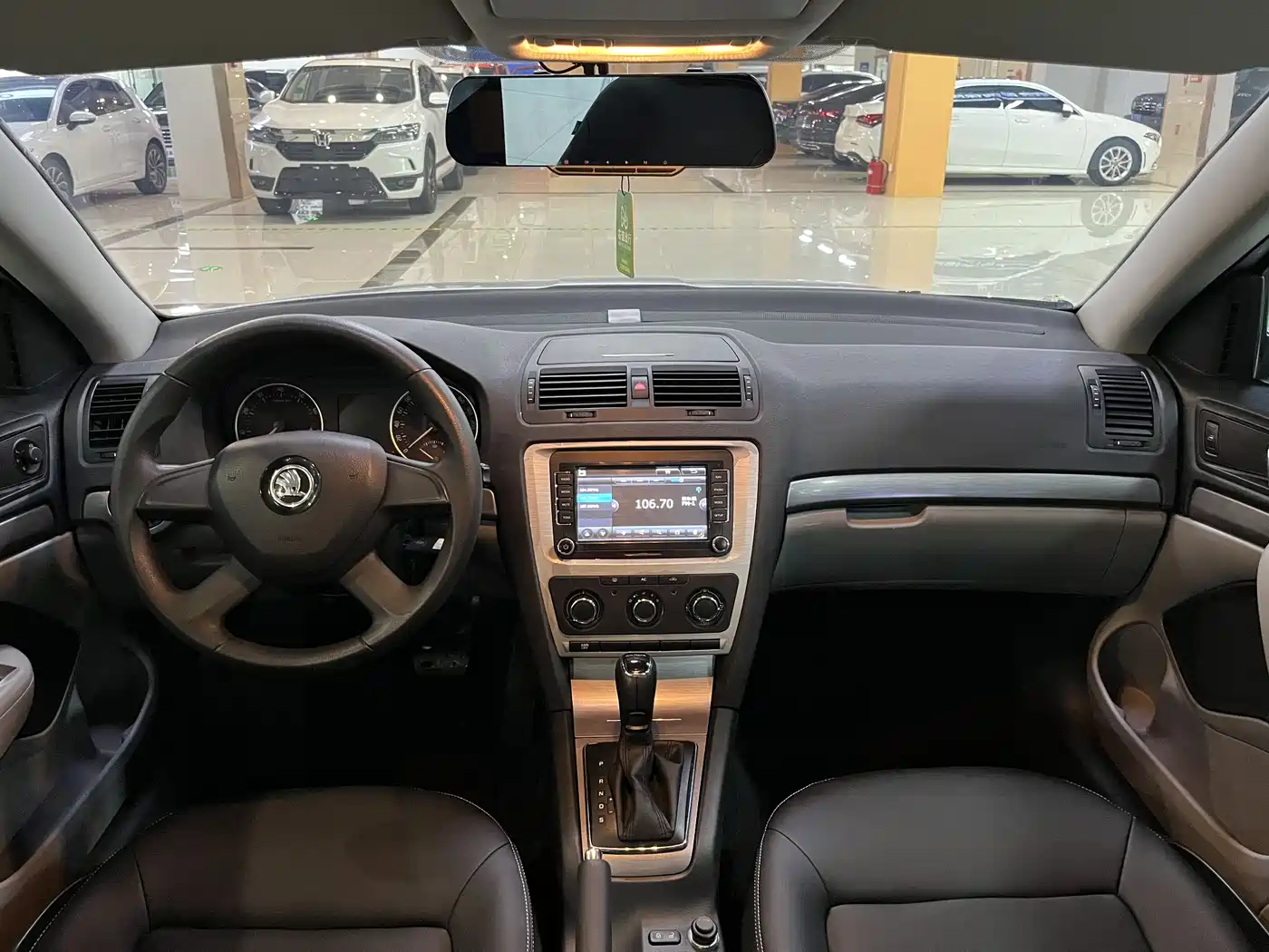 Škoda Octavia 2015 Classic 1.6L Automatic Leisure Edition фото 8
