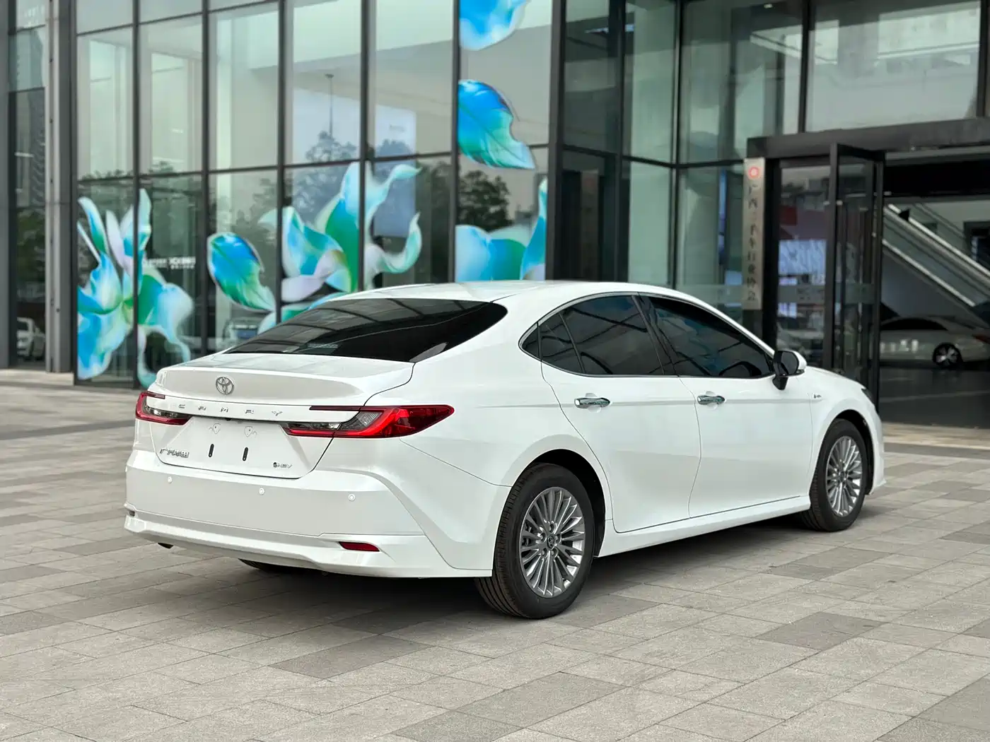 Toyota Camry 2026 Hybrid 2.0HGVP Luxury Edition фото 13