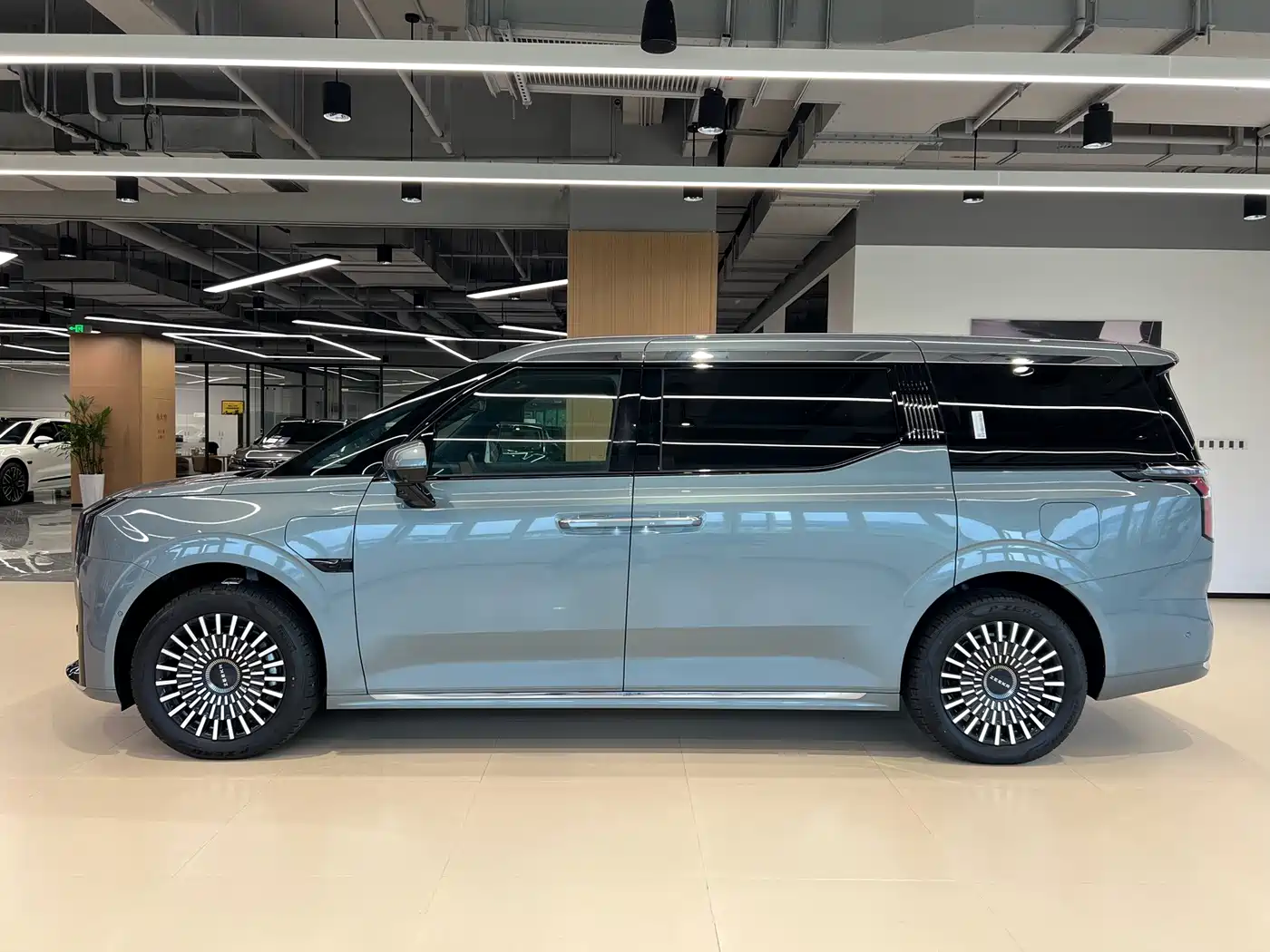 ZEEKR 009 2025 2024 6-seat Executive AWD 108kWh