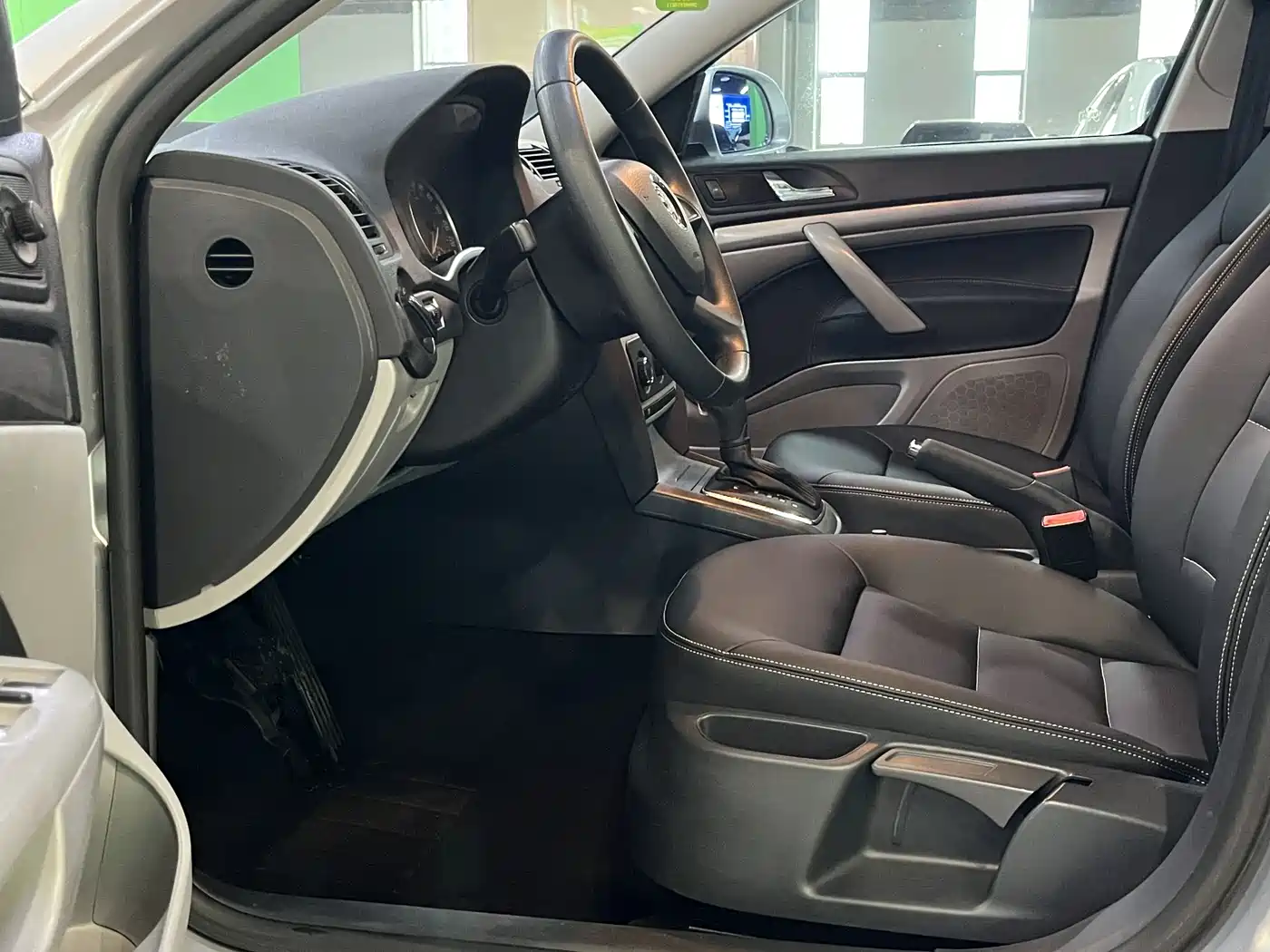 Škoda Octavia 2015 Classic 1.6L Automatic Leisure Edition фото 5