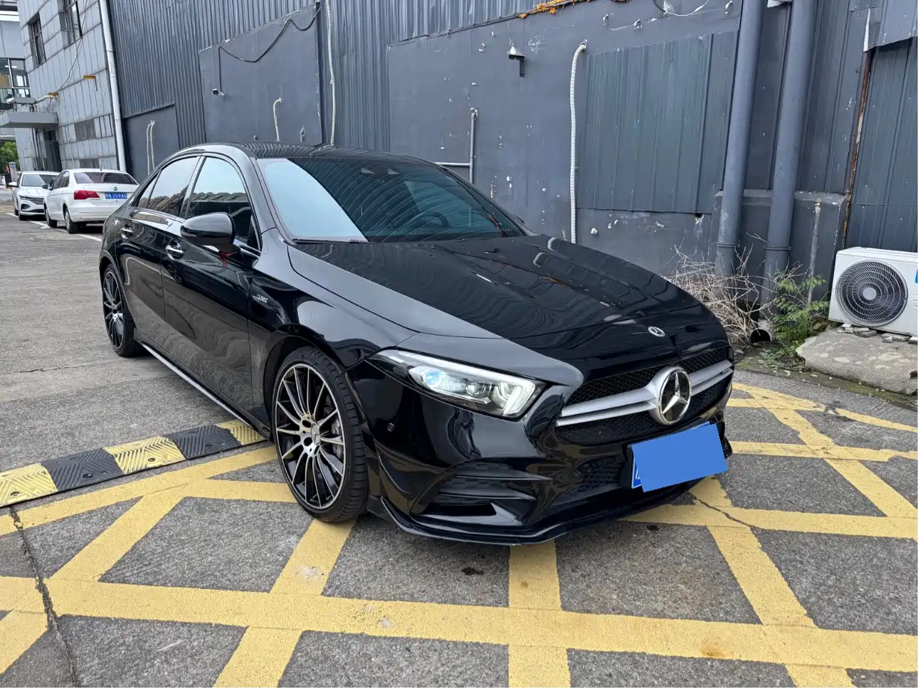 Mercedes-Benz A-Class AMG 2021 AMG A 35 L 4MATIC Blazing Night Special Edition фото 3