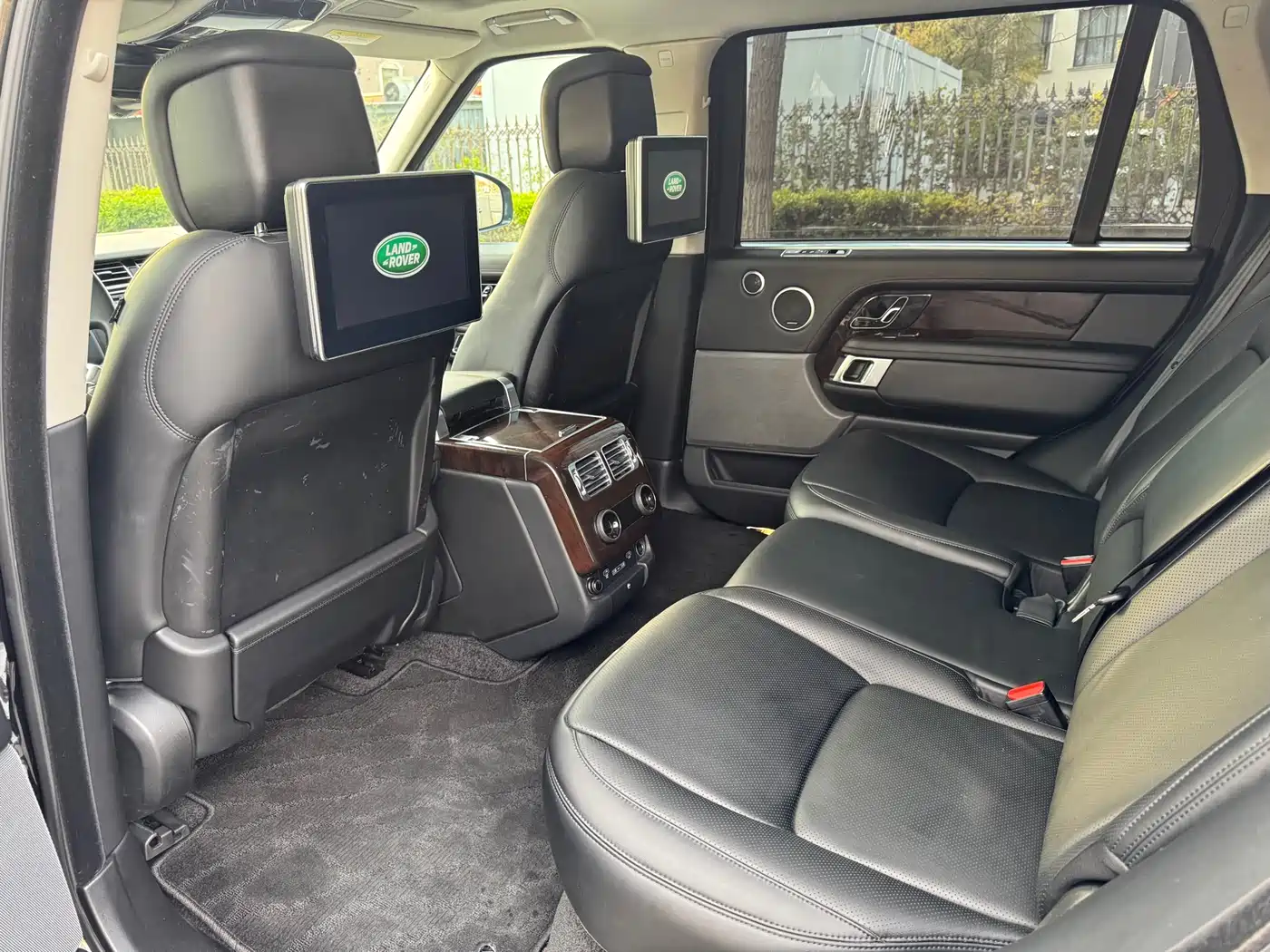 Land Rover Range Rover 2020 3.0 L6 Heritage Extended Edition фото 8
