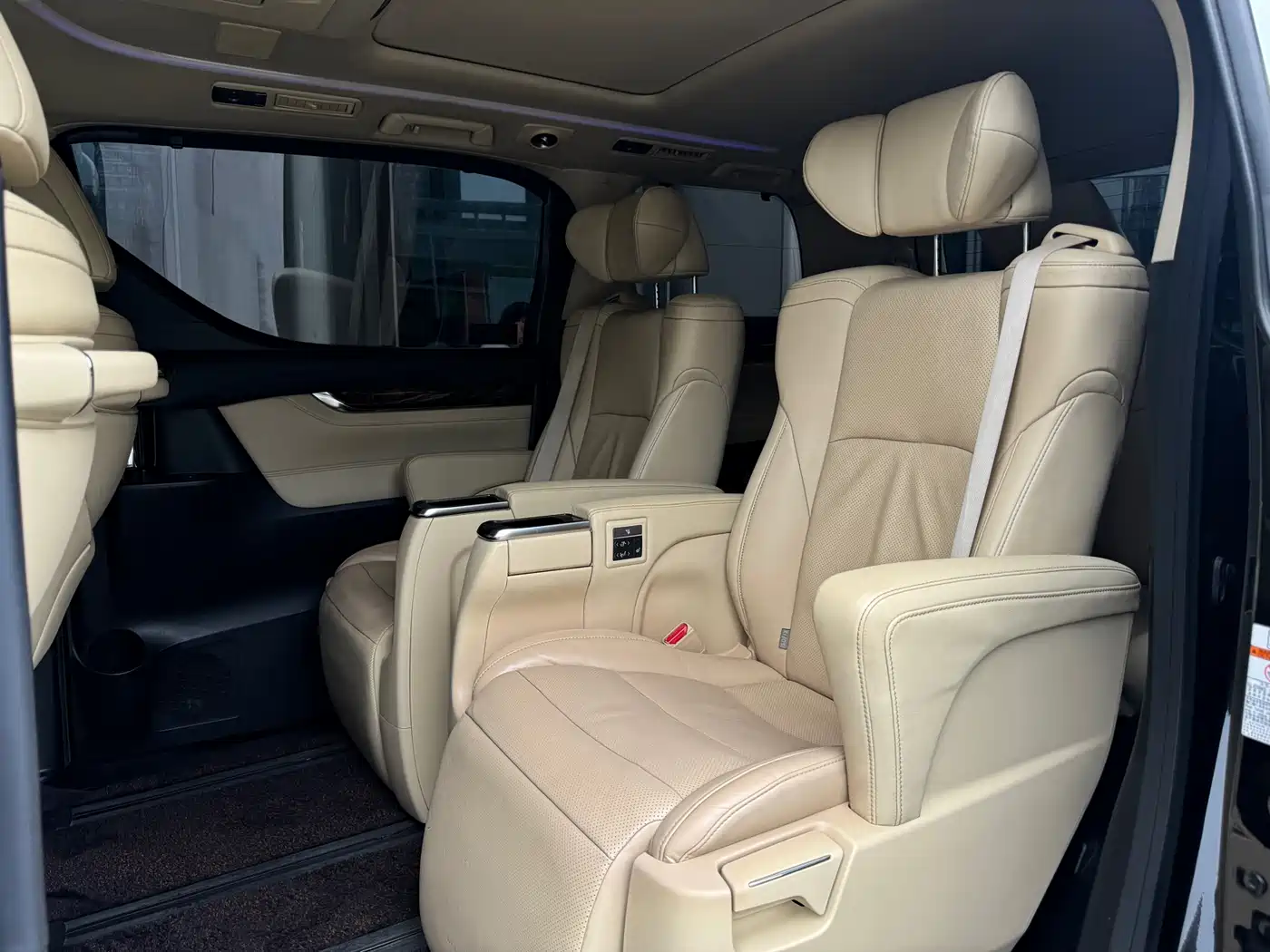 Toyota Alphard 2019 Hybrid 2.5L Luxury фото 14