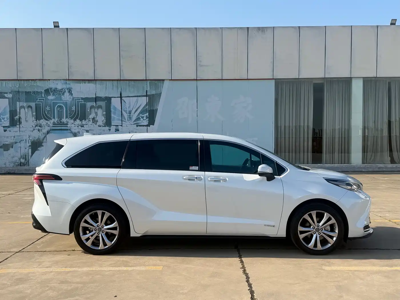 Toyota Sienna 2023 2.5L Hybrid Premium Edition фото 4