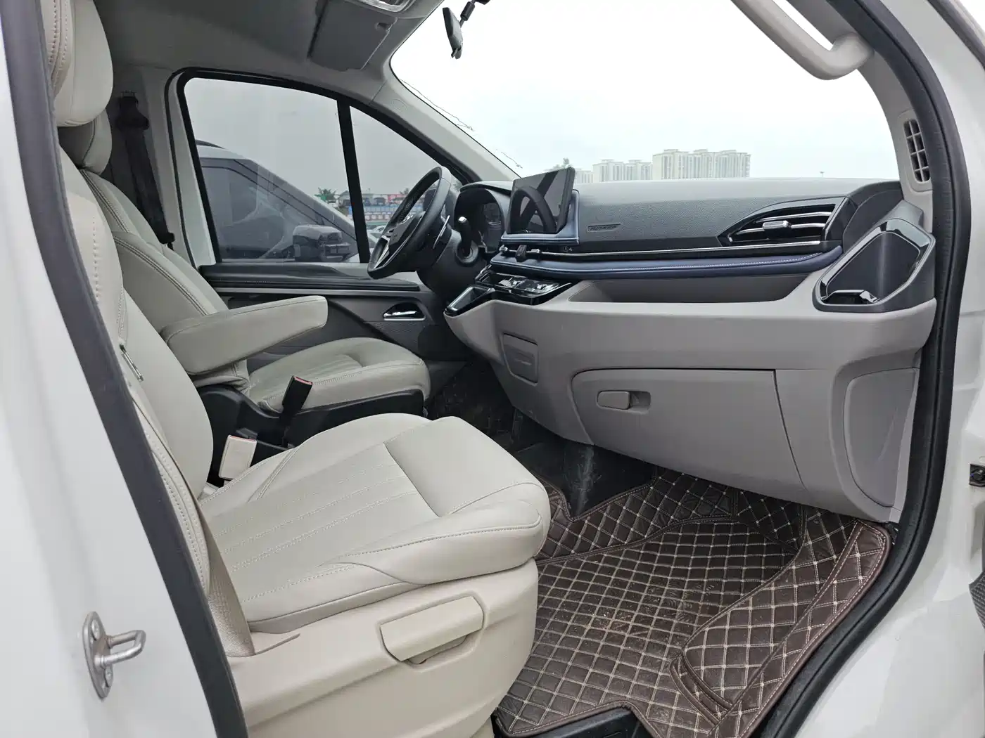 SAIC Maxus Xintu V70 2023 Model 2.0T Elite Edition Automatic Short Wheelbase Low Roof 5/6-Seater фото 10