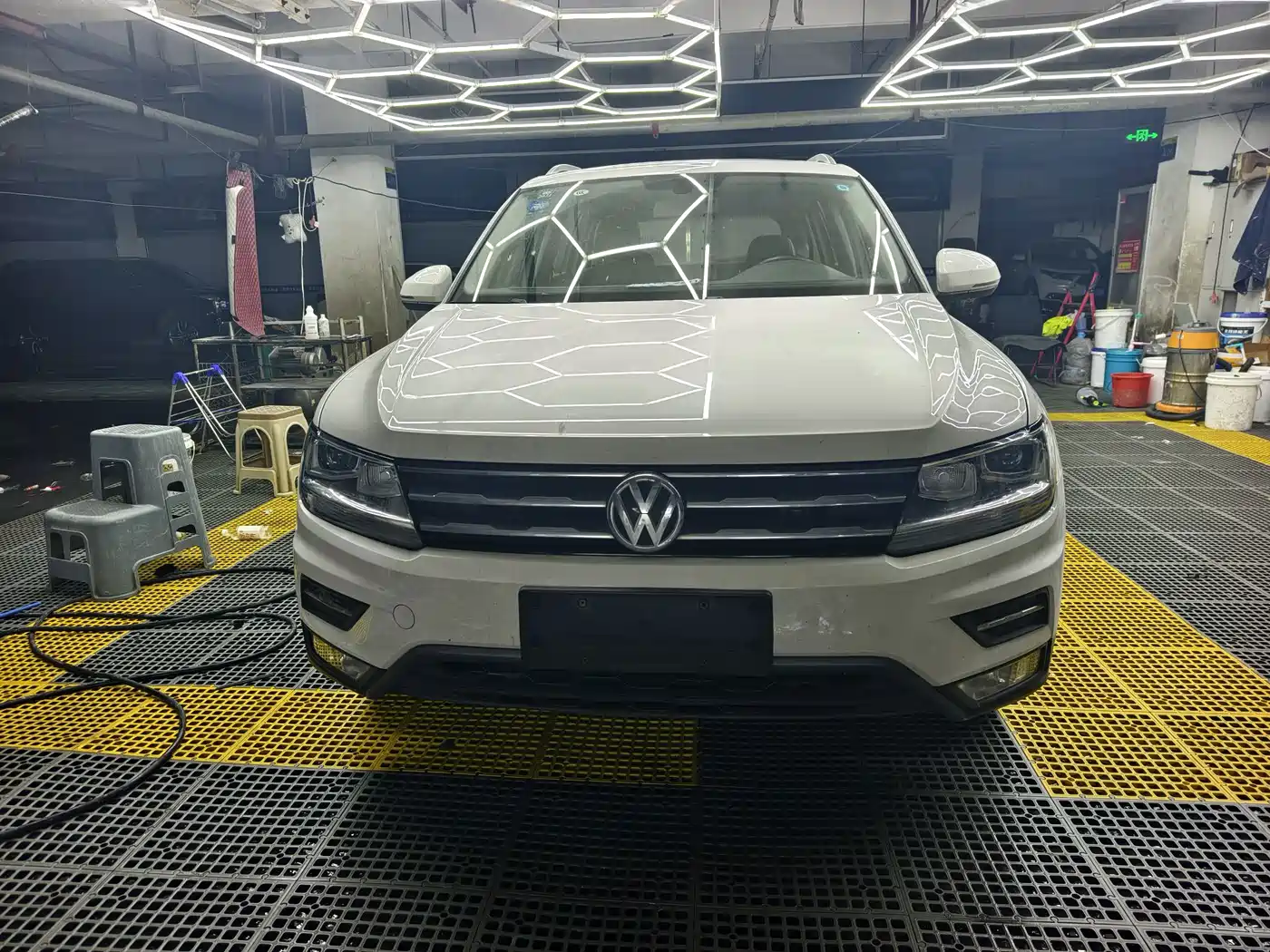 Photo 2 - Volkswagen Tiguan L