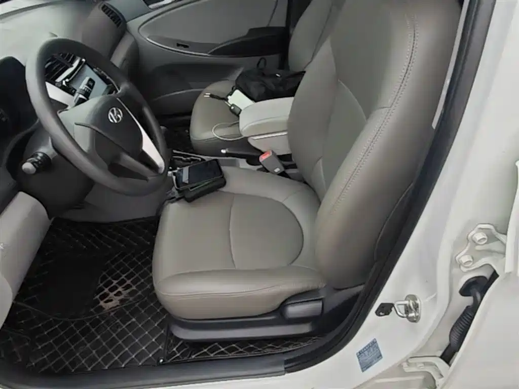 Hyundai Verna 2014 1.4L Automatic Leading GLX фото 15