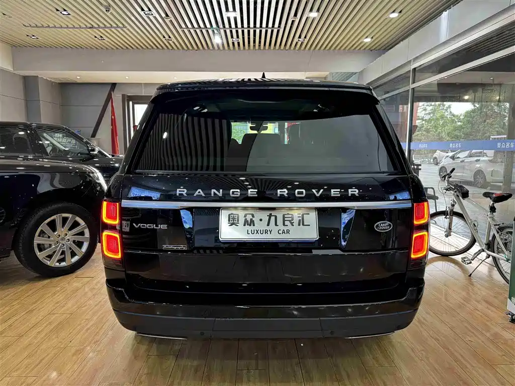 Land Rover Range Rover 2020 3.0 L6 Heritage Edition фото 17