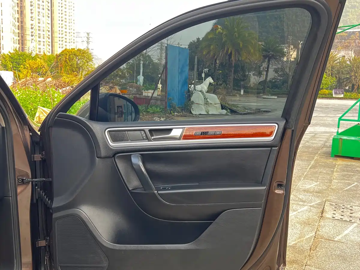 Volkswagen Touareg 2011 3.0TSI Premium фото 25