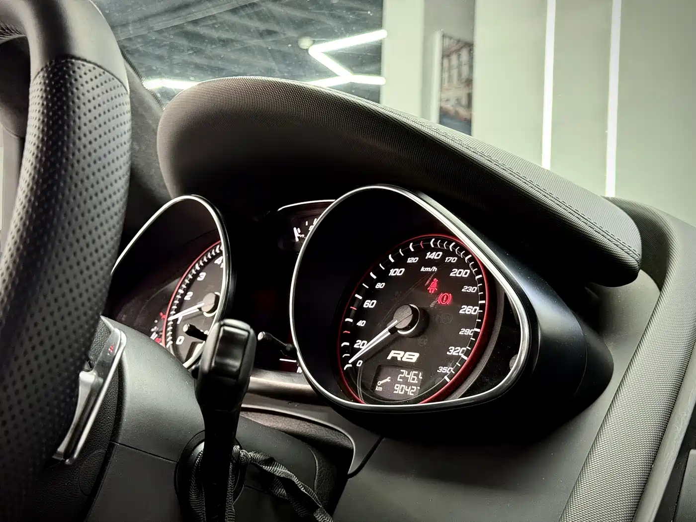 Audi R8 2010 5.2 FSI quattro фото 18