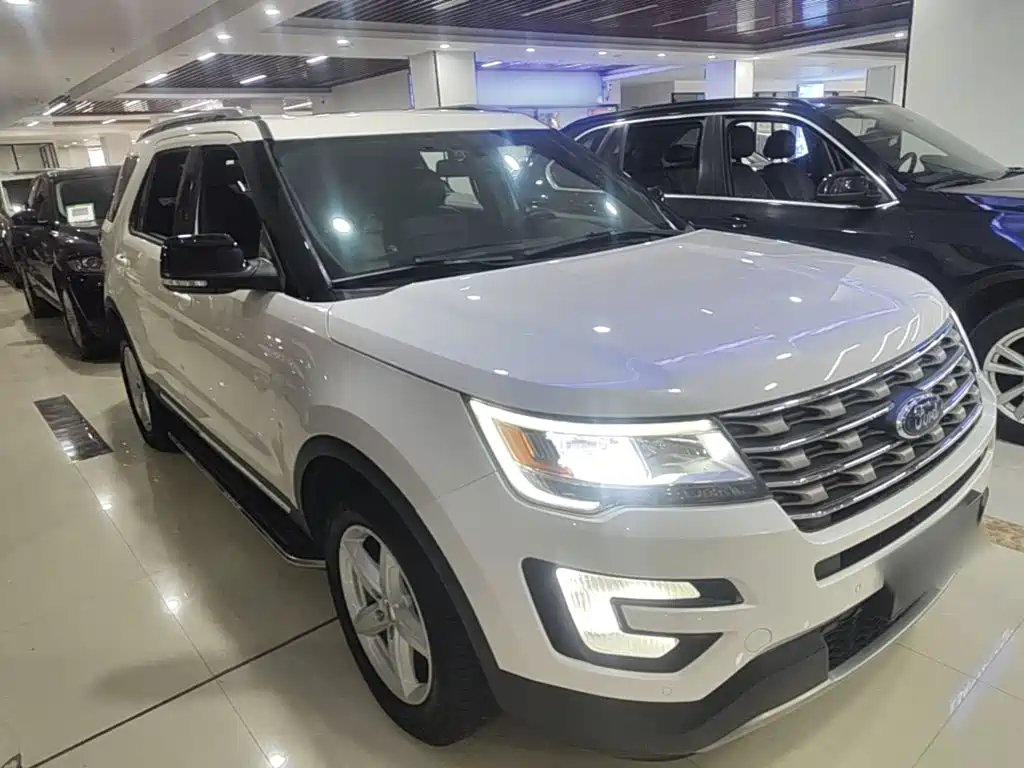 Photo 4 - Ford Explorer (Import)