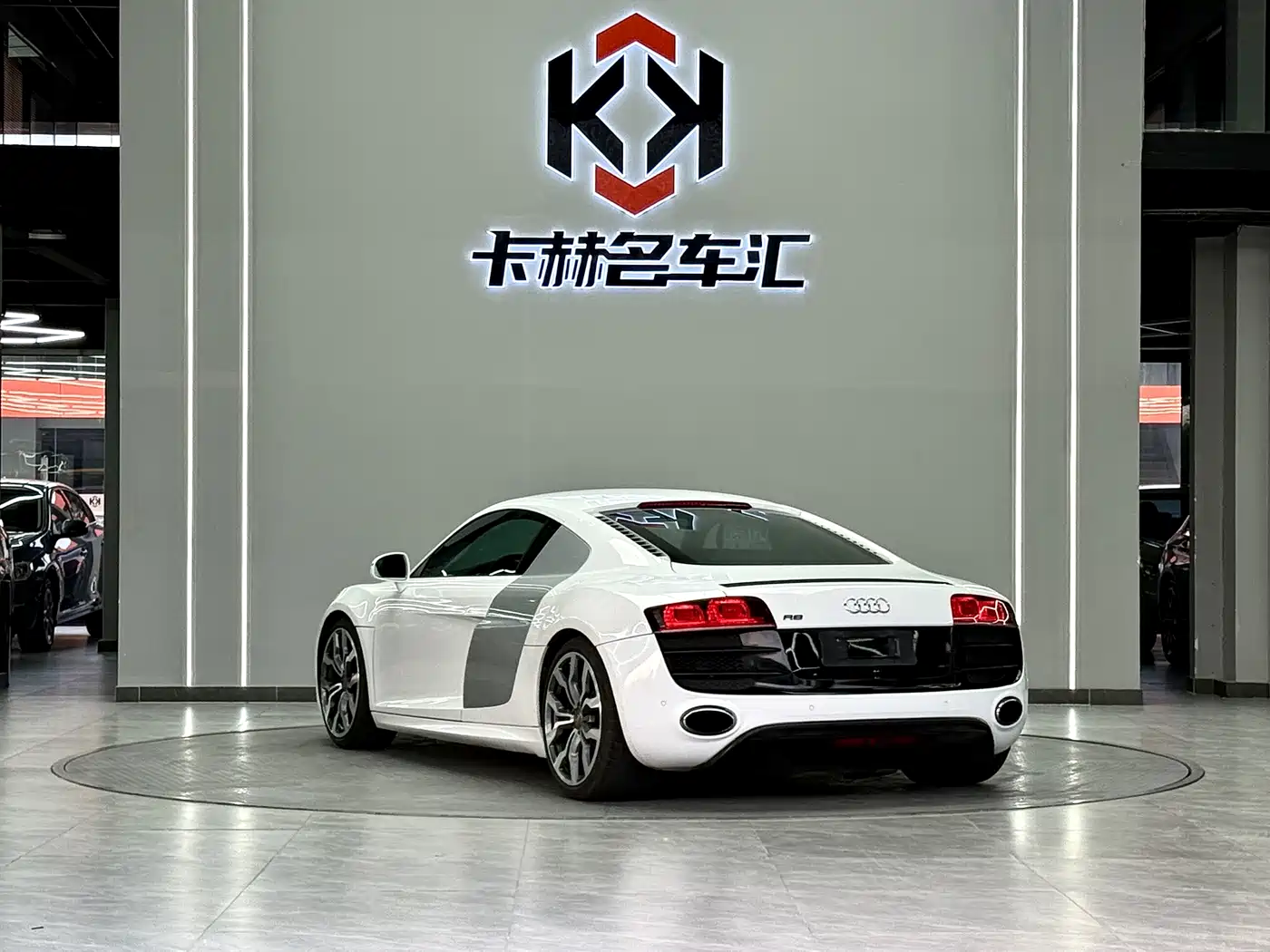 Audi R8 2010 5.2 FSI quattro фото 6