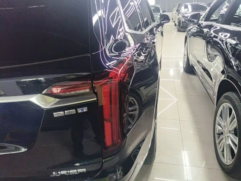 Photo 8 - Cadillac XT6