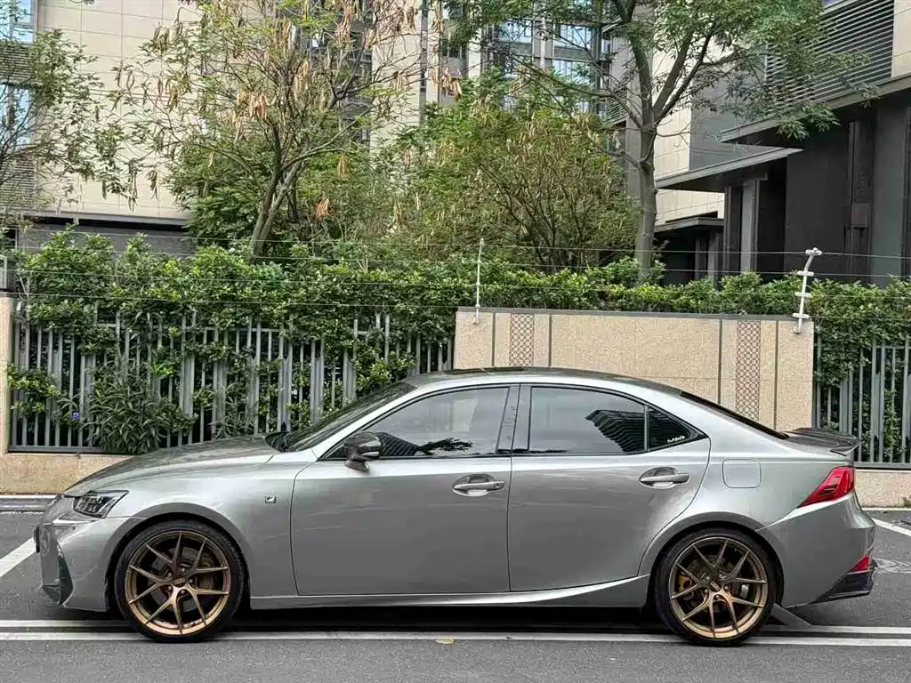 LEXUS IS