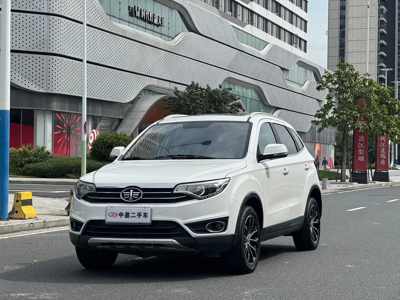 FAW XENIA R7