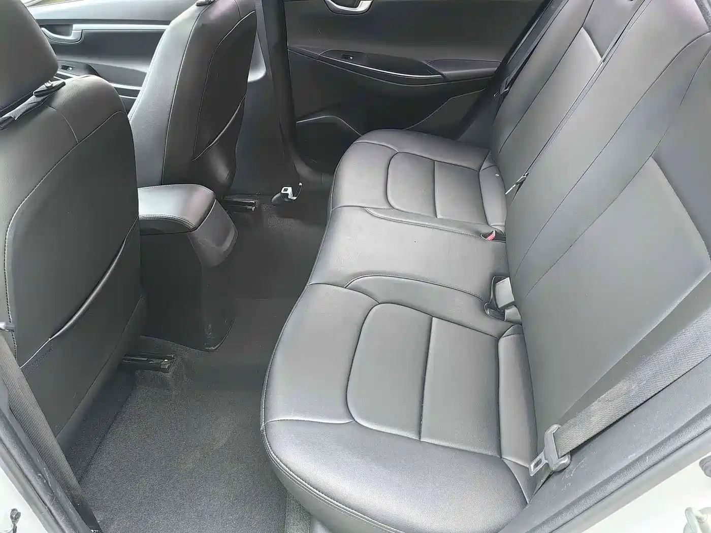Hyundai Elantra 2017 1.6L Manual GLS Value Edition фото 8