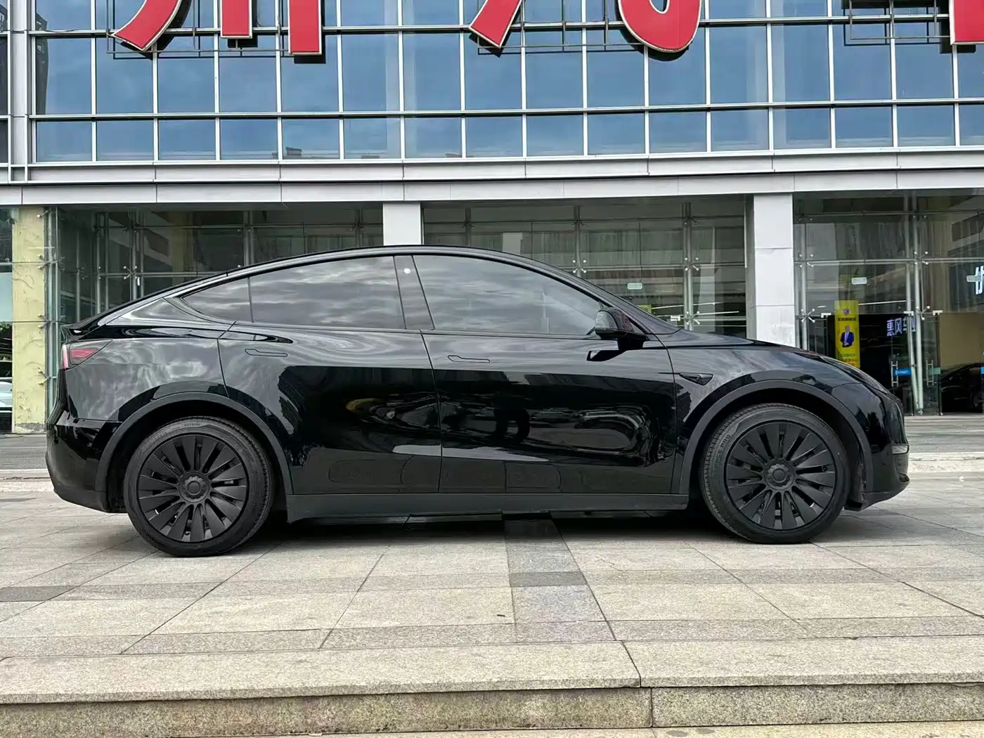 TESLA MODEL Y