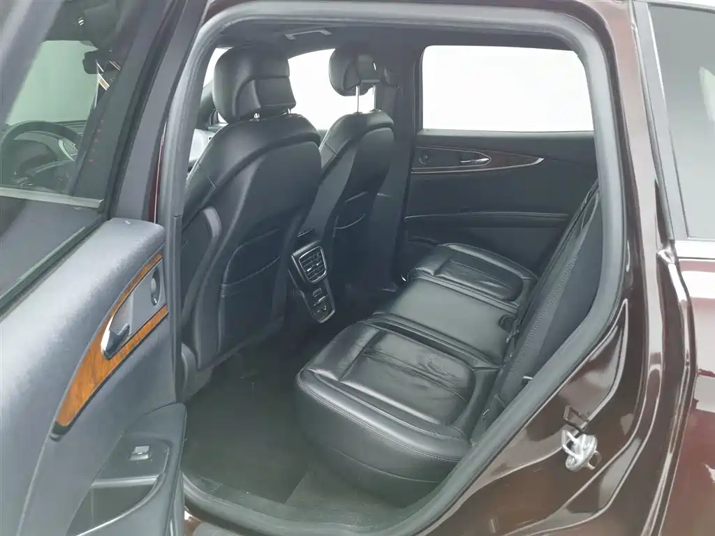 LINCOLN NAVIGATOR (IMPORT)