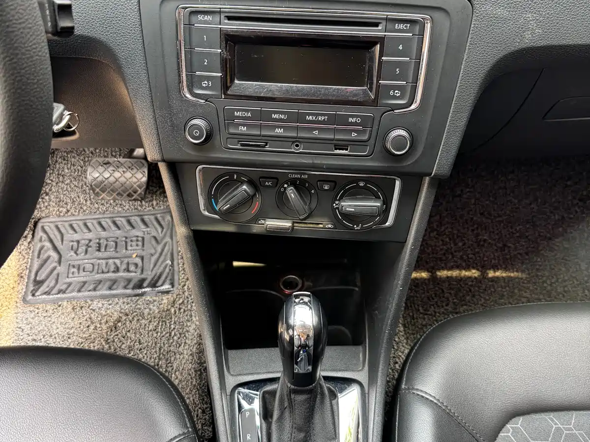 Volkswagen Santana 2015 1.6L Automatic Comfort Edition фото 14