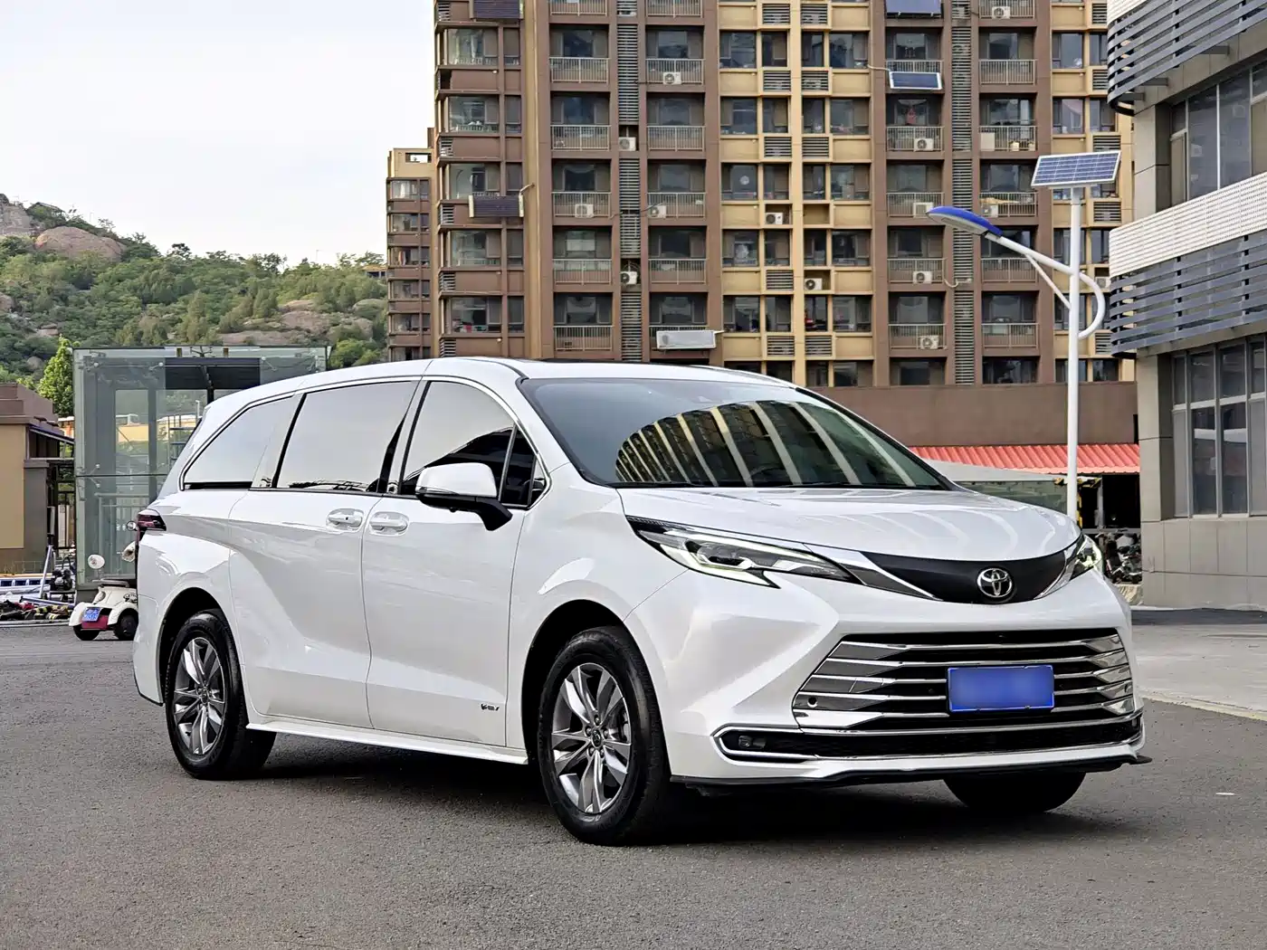 Toyota Sienna 2024 2.5L Hybrid Comfort Edition фото 3