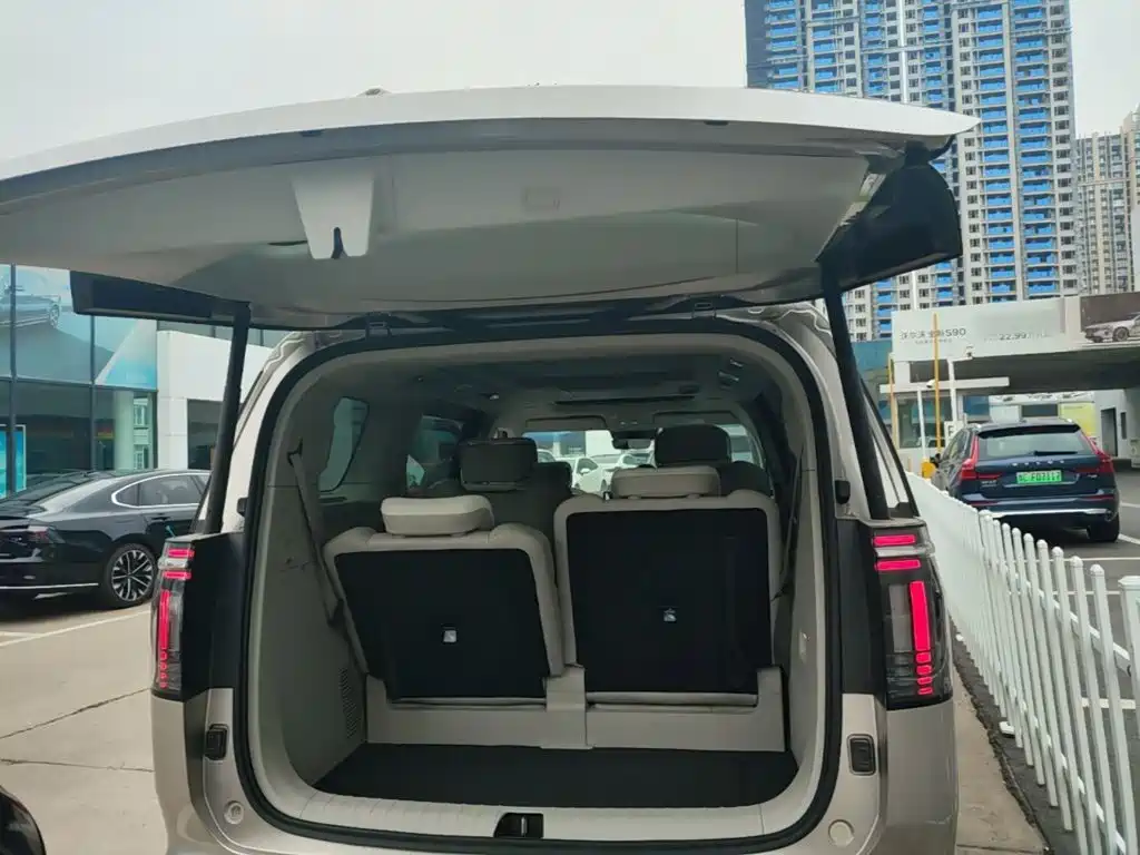 Volvo EM90 2024 2025 Ultra Six-Seater