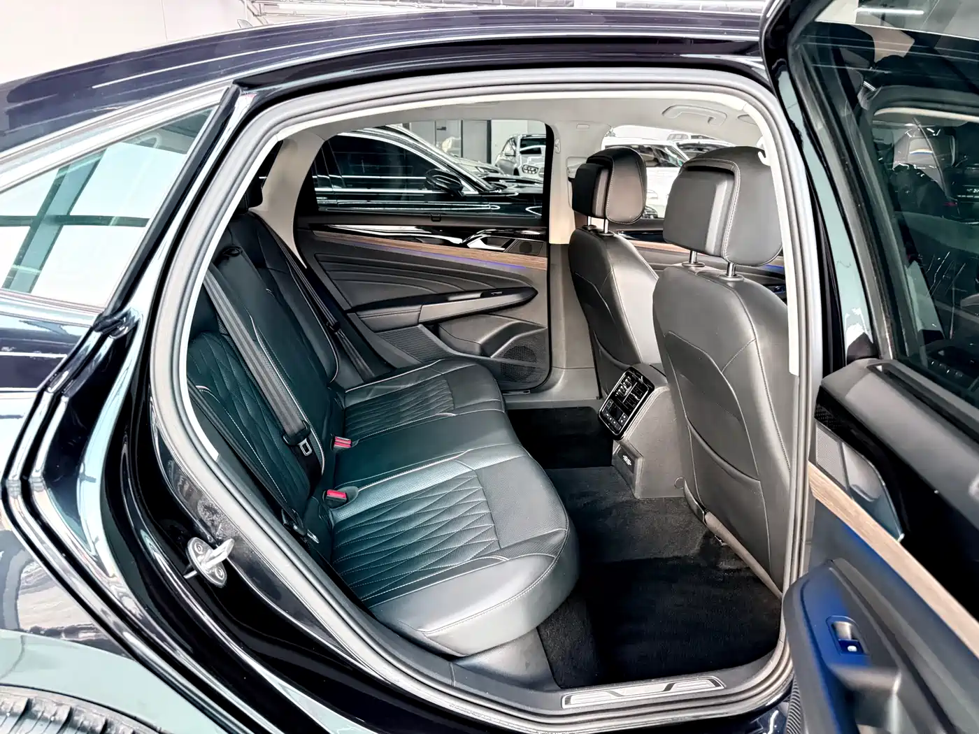 Volkswagen Passat 2020 330TSI Luxury Edition China VI фото 26