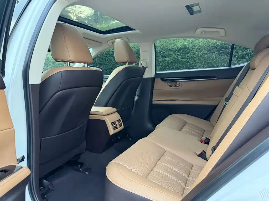 Фото 3 - Lexus ES