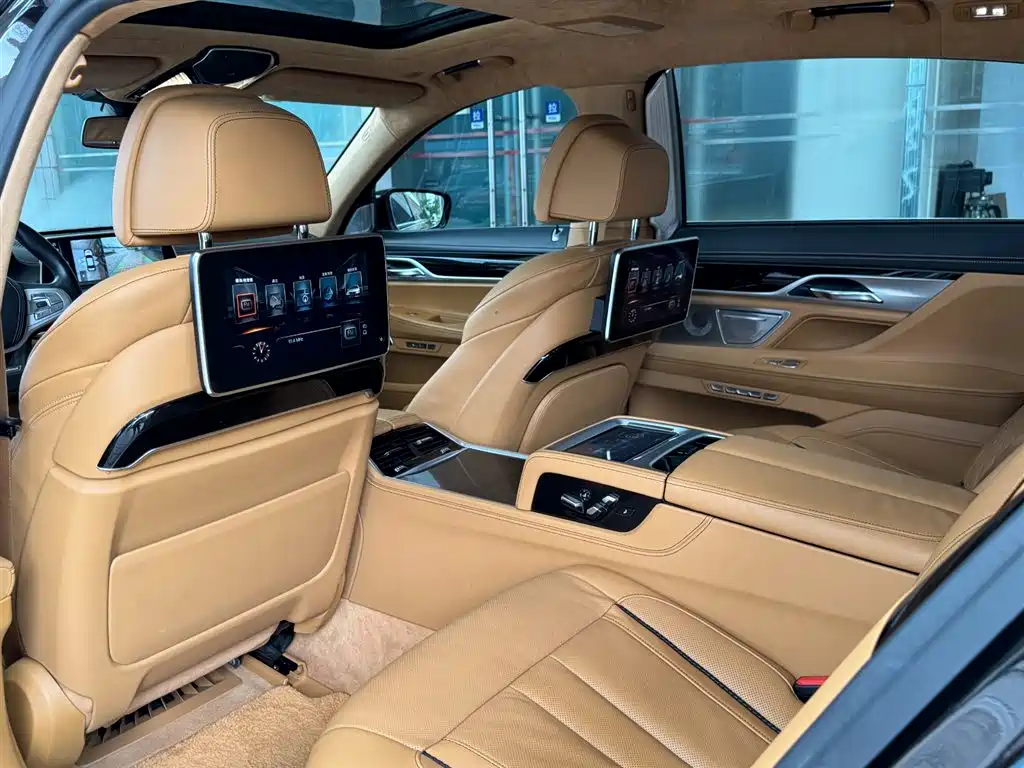 BMW 7 Series 2017 750Li xDrive Customized Edition (4-Seater) фото 11