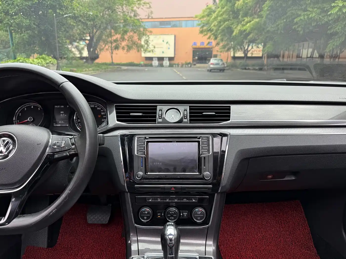 Volkswagen Passat 2017 330TSI DSG Luxury фото 18