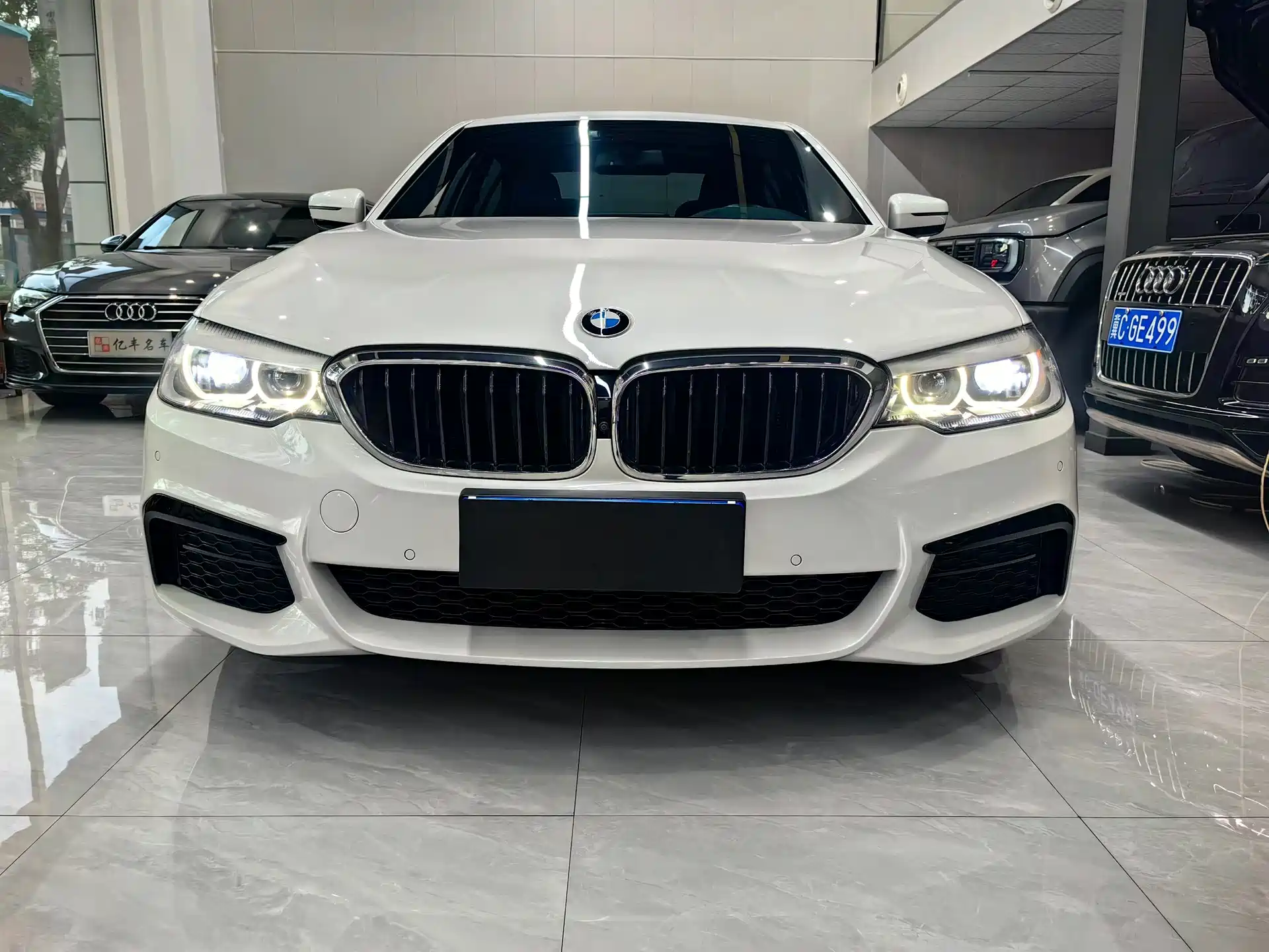 Photo 2 - BMW 5 Series