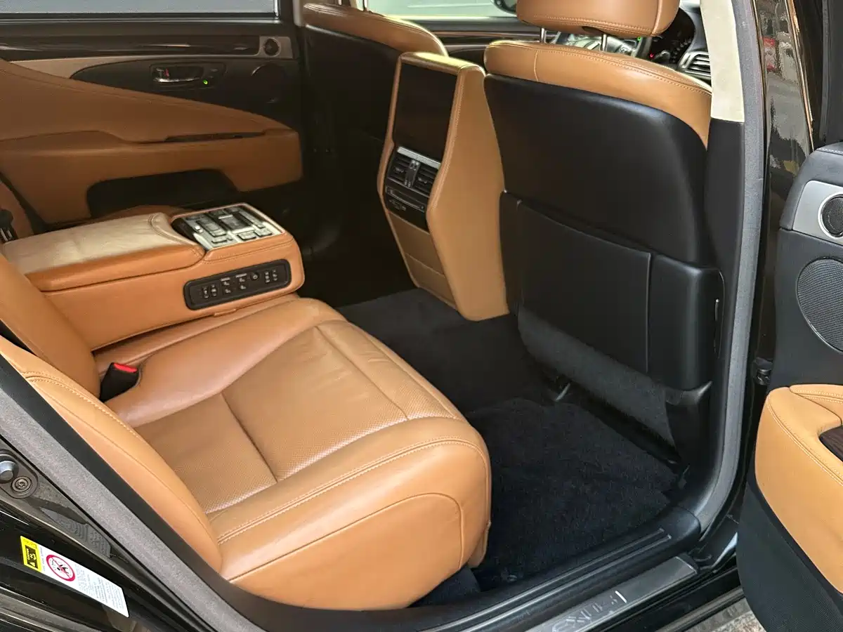 Photo 14 - Lexus LS