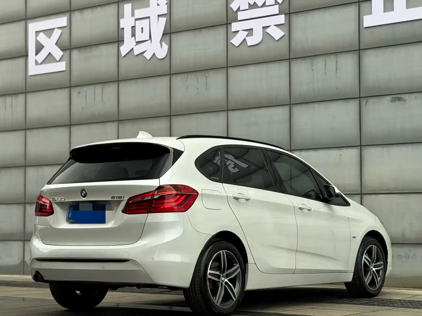BMW 2 Series Touring 2016 218i Sport Design Package фото 21