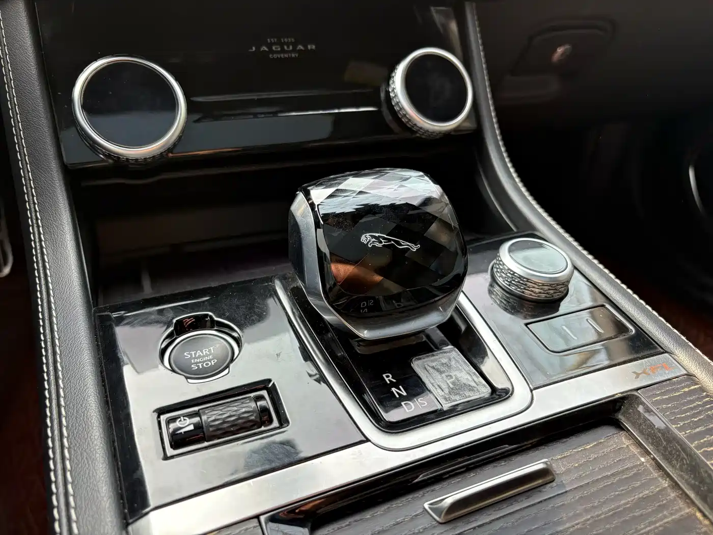 Jaguar XFL 2021 XFL 2.0T P250 AWD Gloss Black Sport Edition фото 9