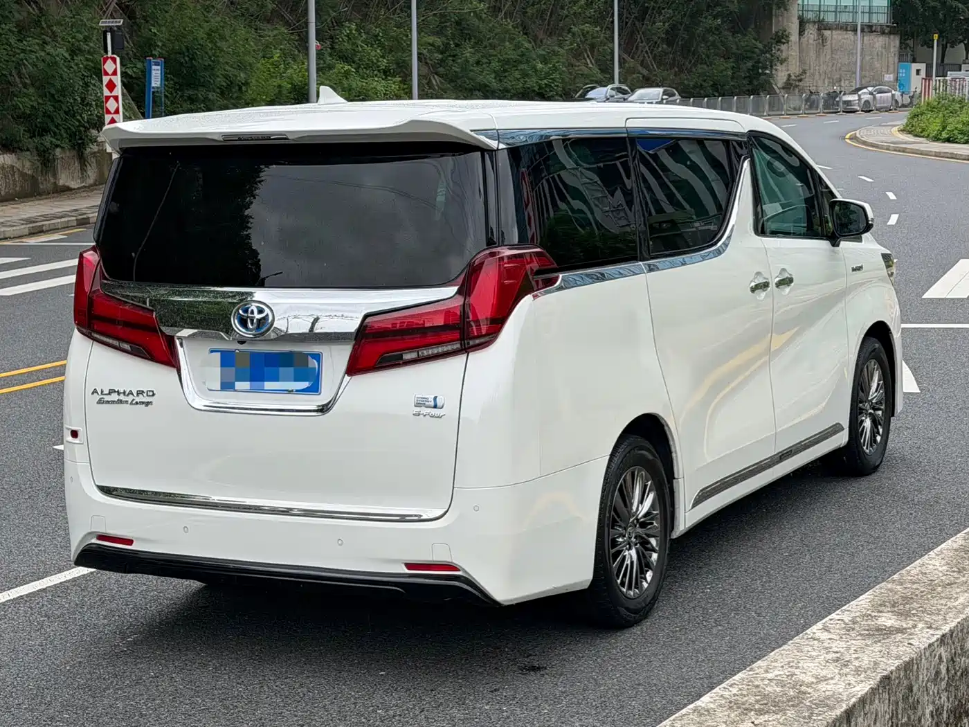 Toyota Alphard 2020 Hybrid 2.5L Premium Edition фото 4