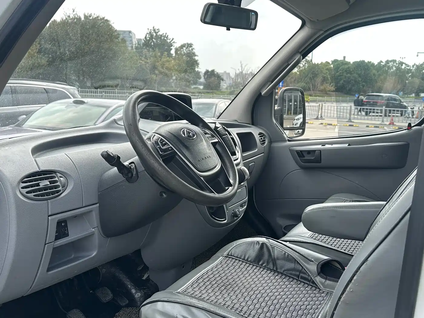 SAIC Maxus Xintu V80 2019 2.5T Classic 6-speed manual Aoyuntong modified short wheelbase ultra-low roof 5/6-seater фото 7
