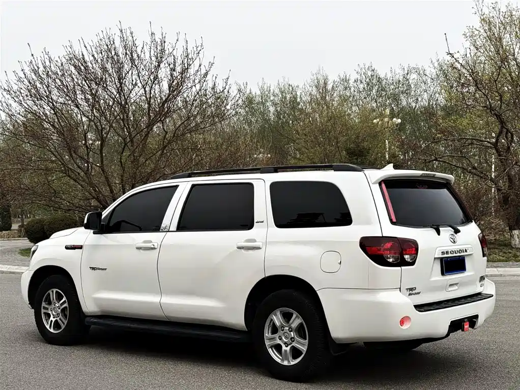 Toyota Sequoia 2010 5.7 Platinum Edition фото 17
