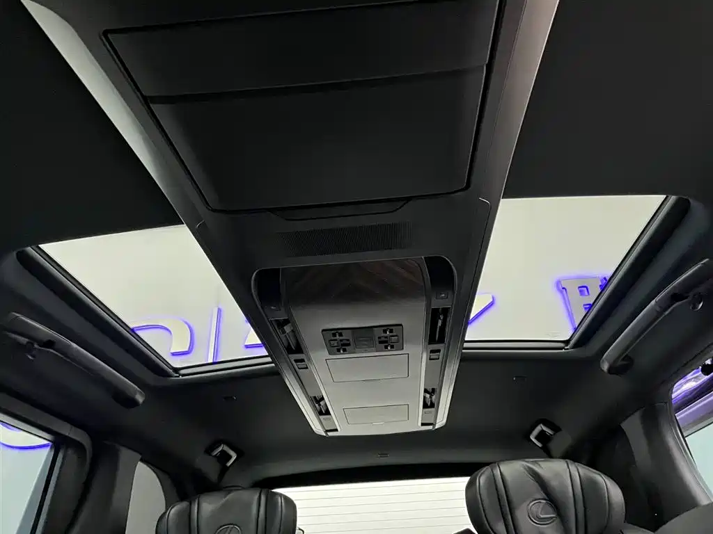 Lexus LM 2023 500h 6-Seater Prestige Edition фото 12