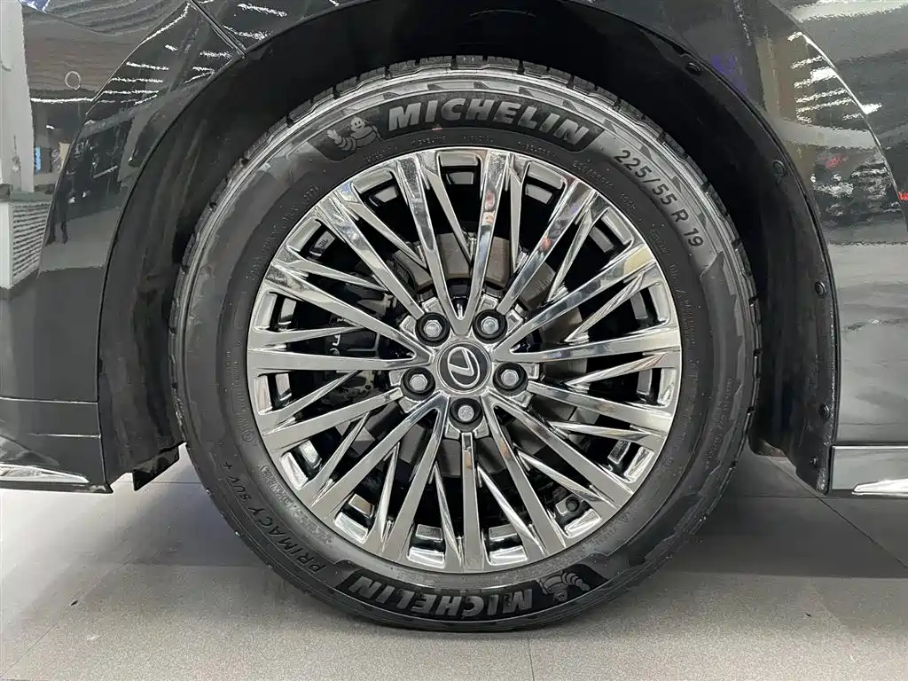Lexus LM 2023 500h 6-Seater Prestige Edition фото 15