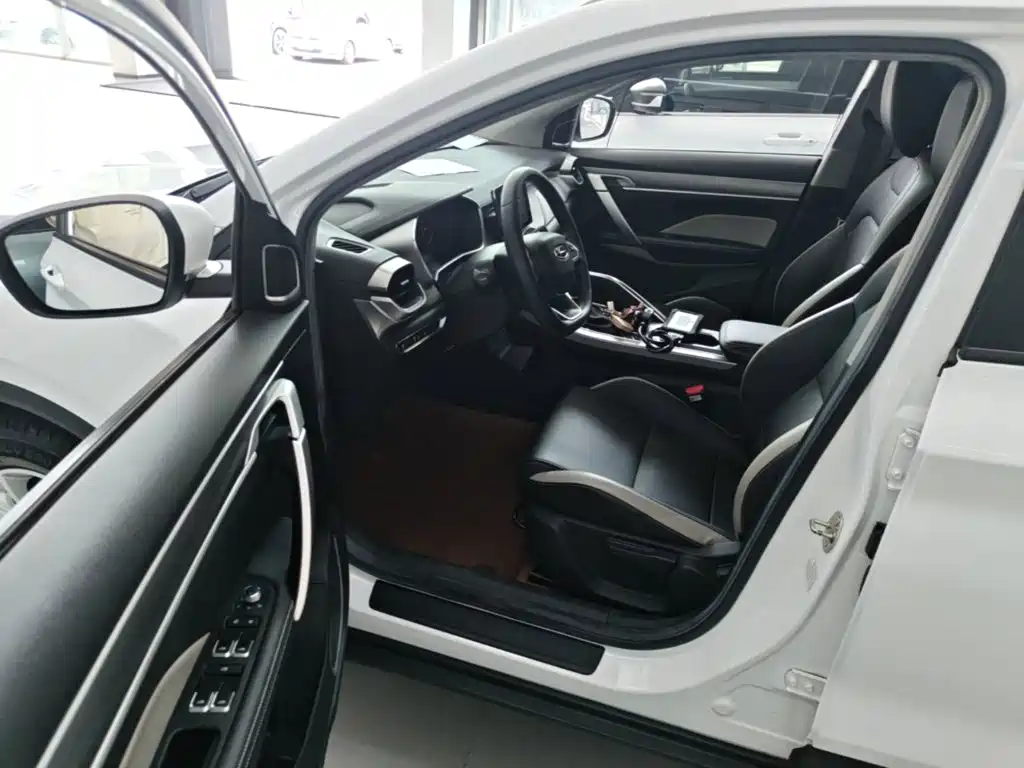 Фото 21 - Geely Coolray