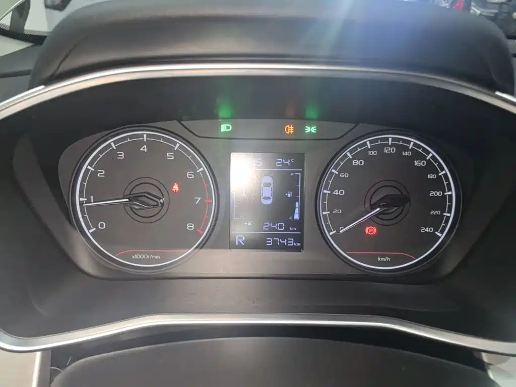 Фото 12 - Geely Coolray