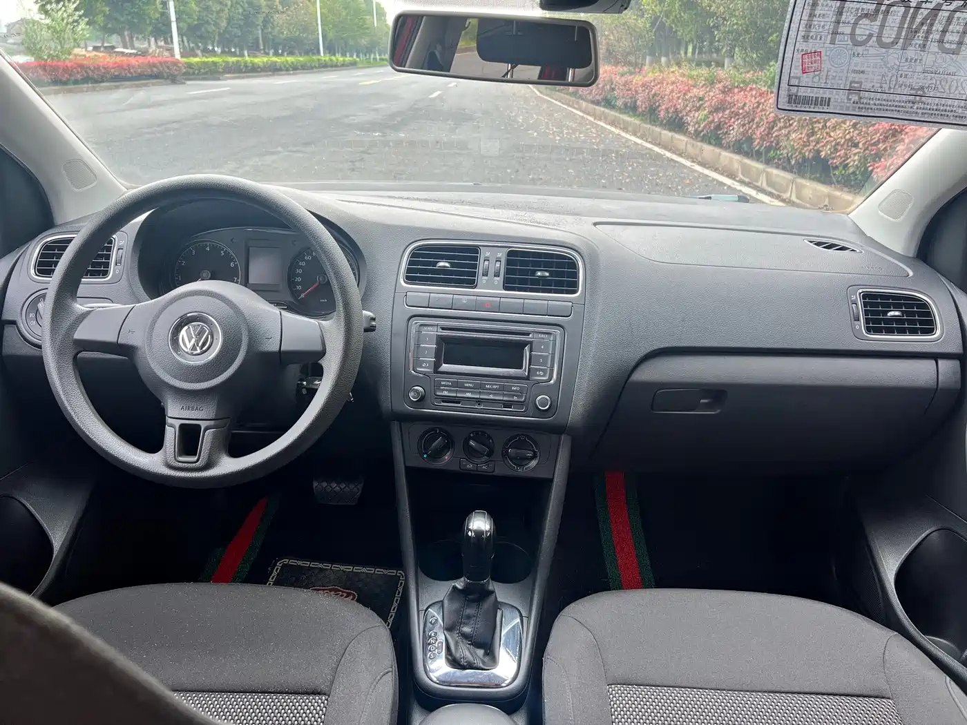 Volkswagen Polo 2013 1.4L Automatic Comfort Edition фото 9