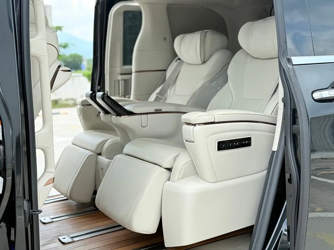 Фото 5 - Lexus LM