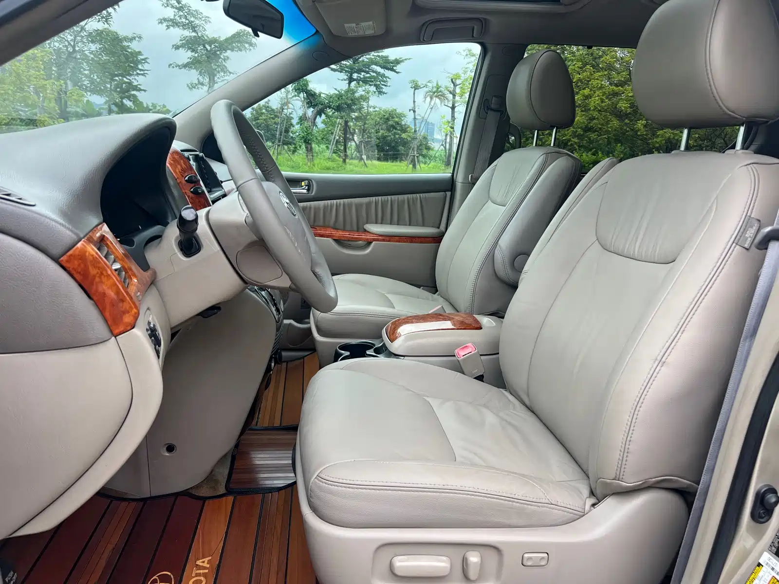 Photo 10 - Toyota Sienna