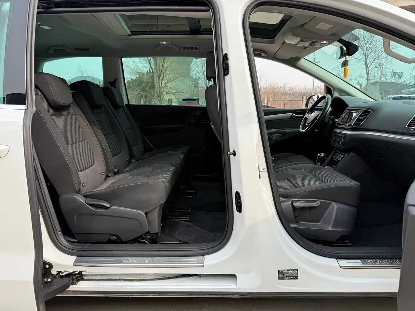 Volkswagen Sharan 2018 Facelift 380TSI Comfort 7-Seater фото 17