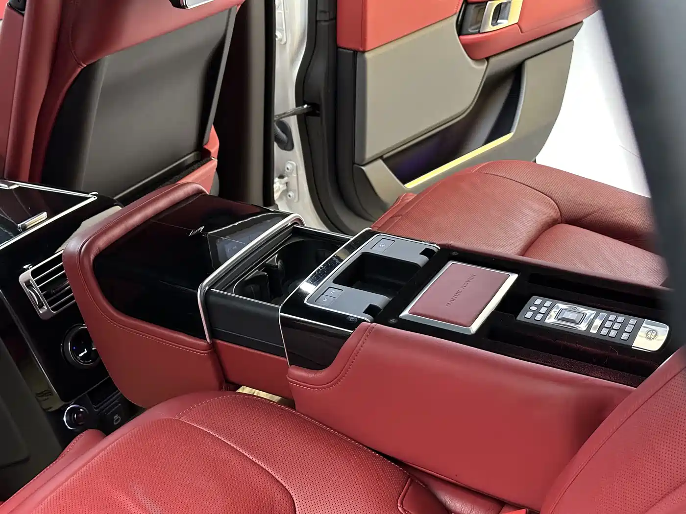 Land Rover Range Rover 2022 3.0 L6 400PS Prestige Genesis Extended Edition фото 30